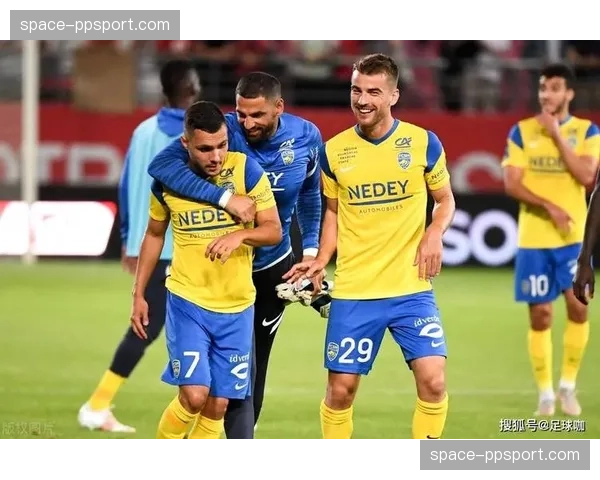 战术分析：为何三中卫体系成为本赛季多支中游球队的标配选择