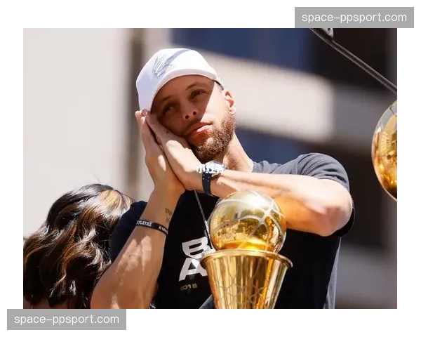 镜头捕捉：库里命中超远三分后，向客场观众做出“晚安”庆祝动作