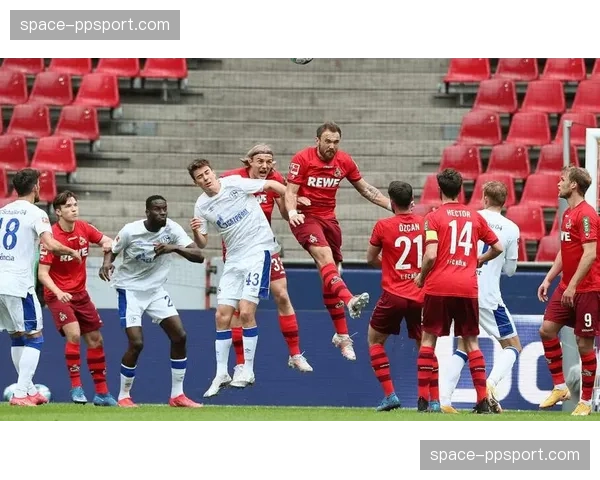 特写：罚失关键点球后，科隆前锋加练定位球至深夜