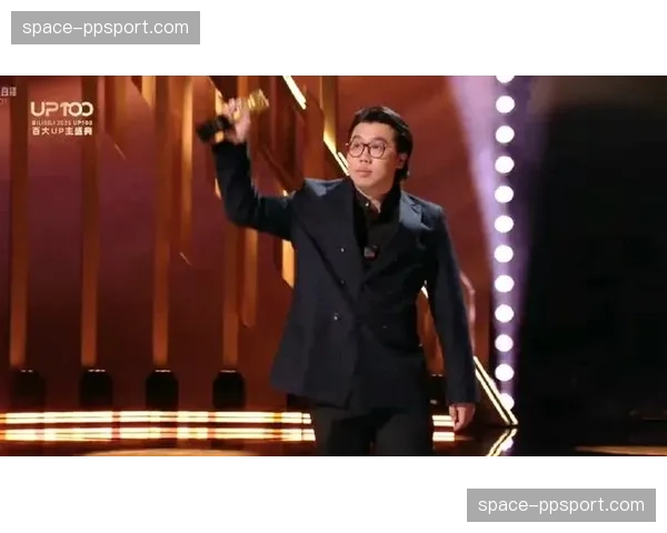 “石拳”斯特林转型播客主理人,在最新节目中深度访谈白大拿 “石拳”斯特林转型播客主理人,在最新节目中深度访谈白大拿