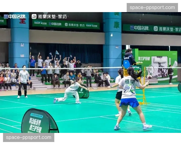 现场观众齐声呐喊为选手倒数,独特氛围成举重赛场一景 现场观众齐声呐喊为选手倒数,独特氛围成举重赛场一景