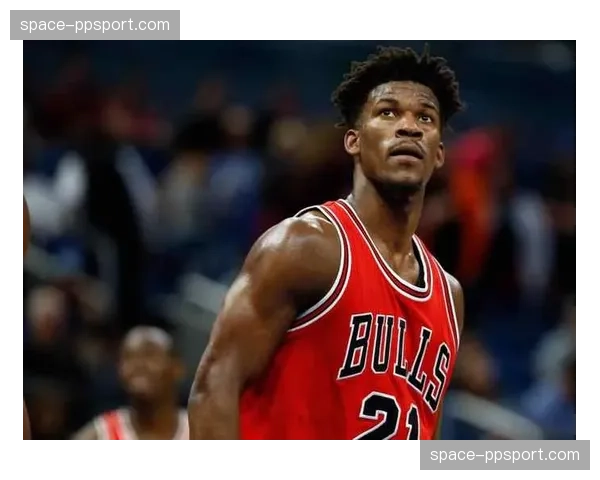 吉米·巴特勒摆脱拐杖独立行走，现身洛杉矶观赛与库里互动